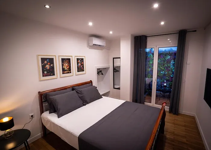 My Secret Garden Rooms - With 2 Private Rooms, Separate Baths And Balcony Garden